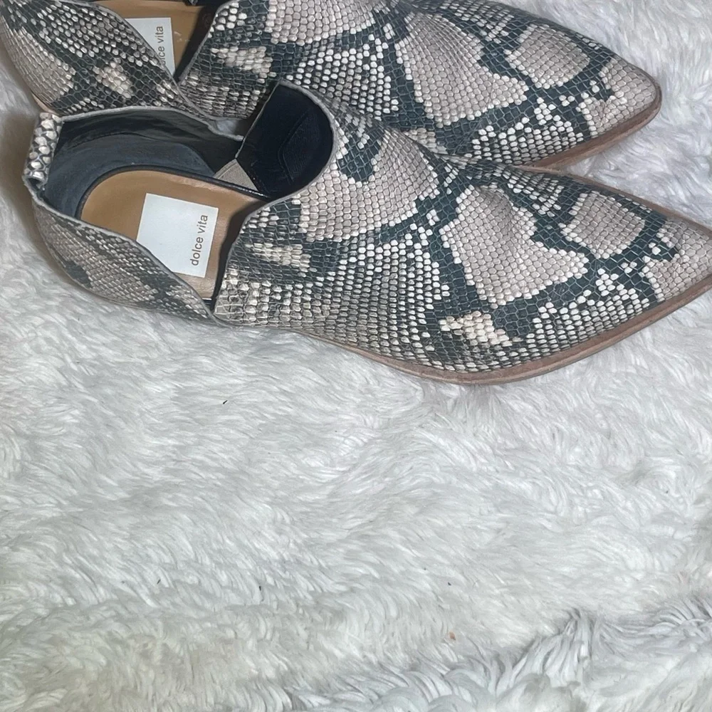 Dolce vita women’s leather faux snake print ankle boots size 8.5